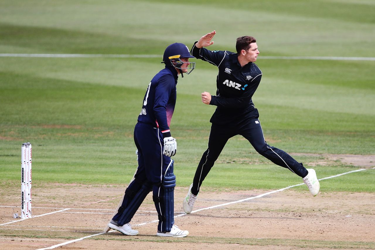 Mitchell Santner in his delivery stride, New Zealand v England, 1st ODI, Hamilton, 25 February, 2018