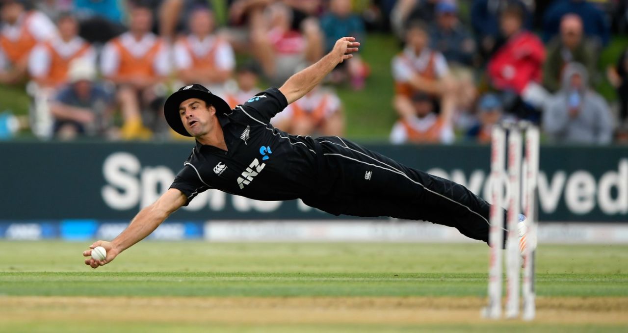 Colin de Grandhomme took a stunning one-handed catch to dismiss Joe Root, New Zealand v England, 2nd ODI, Mount Maunganui, February 28, 2018