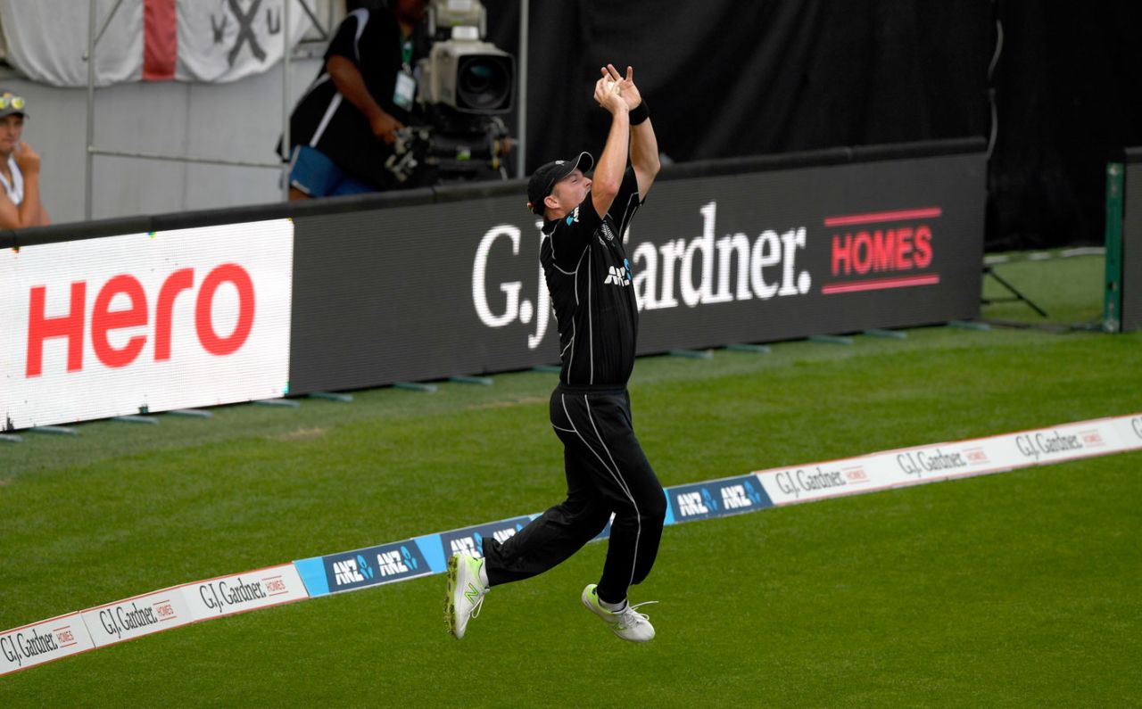 Colin Munro stretches to hold on in the deep, New Zealand v England, 3rd ODI, Wellington, 3 March, 2018
