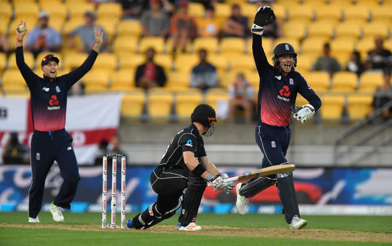 Jos Buttler and Joe Root appeal for lbw against Henry Nicholls, New Zealand v England, 3rd ODI, Wellington, 3 March, 2018