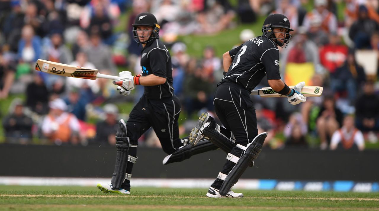 Ross Taylor and Tom Latham sprint between the wickets, New Zealand v England, 4th ODI, Dunedin, March 7, 2018