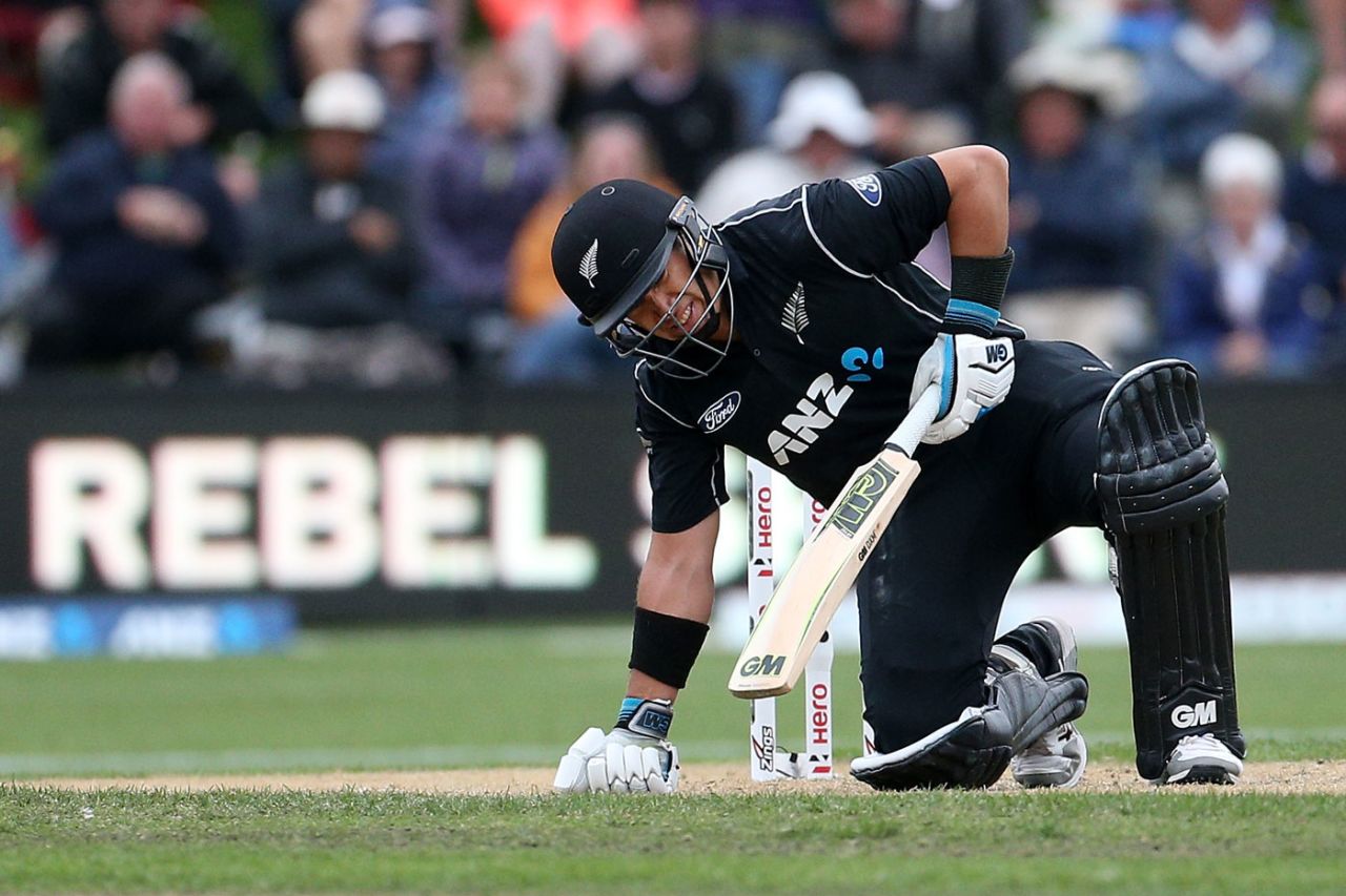 Ross Taylor struggles to stay on his feet, New Zealand v England, 4th ODI, Dunedin, March 7, 2018