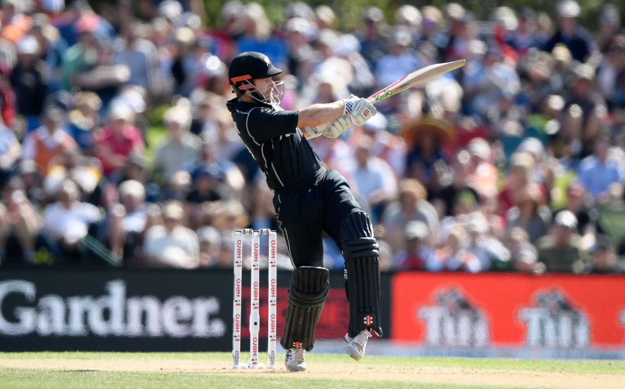 Kane Williamson swivels to pull, New Zealand v England, 5th ODI, Christchurch, March 10, 2018