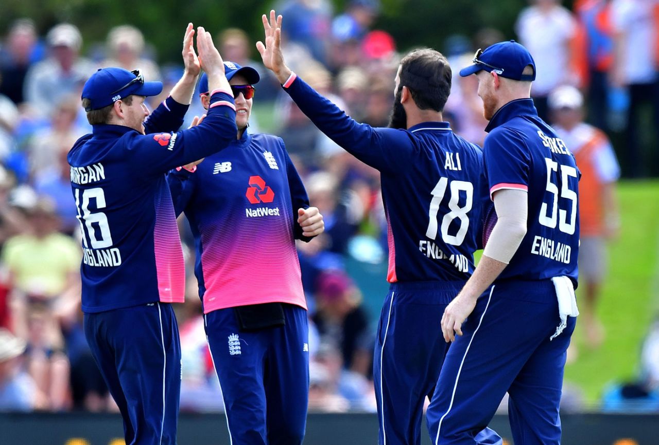 Moeen Ali gets a high five or two, New Zealand v England, 5th ODI, Christchurch, March 10, 2018