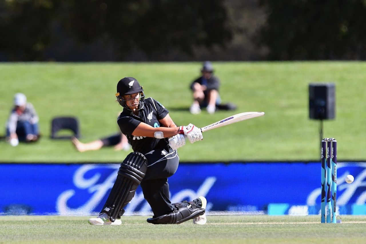 Suzie Bates brings out the sweep, New Zealand v West Indies, 3rd ODI, Christchurch, March 11, 2018
