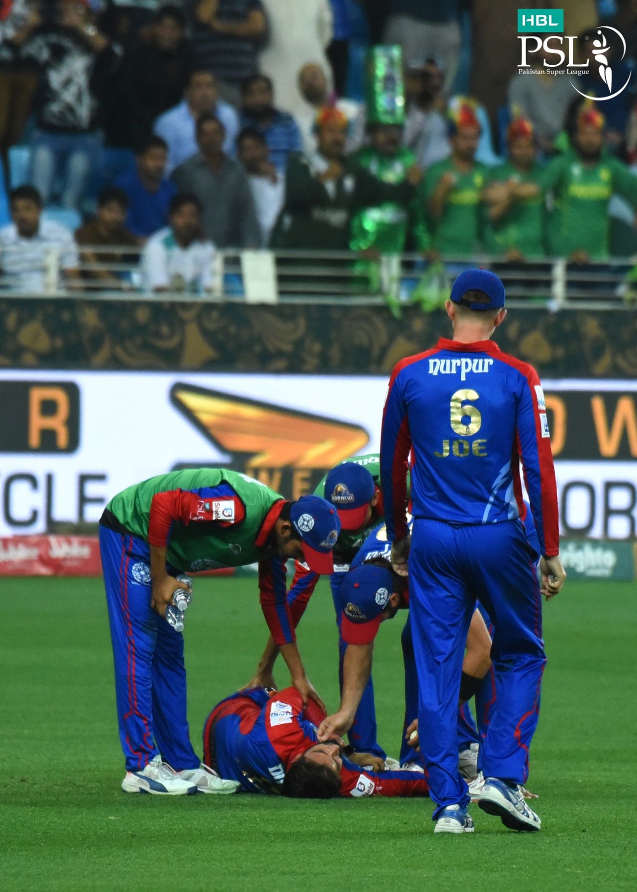Imad Wasim landed flat on the ground while taking a catch, Karachi Kings v Lahore Qalandars, PSL 2018, March 11, 2018