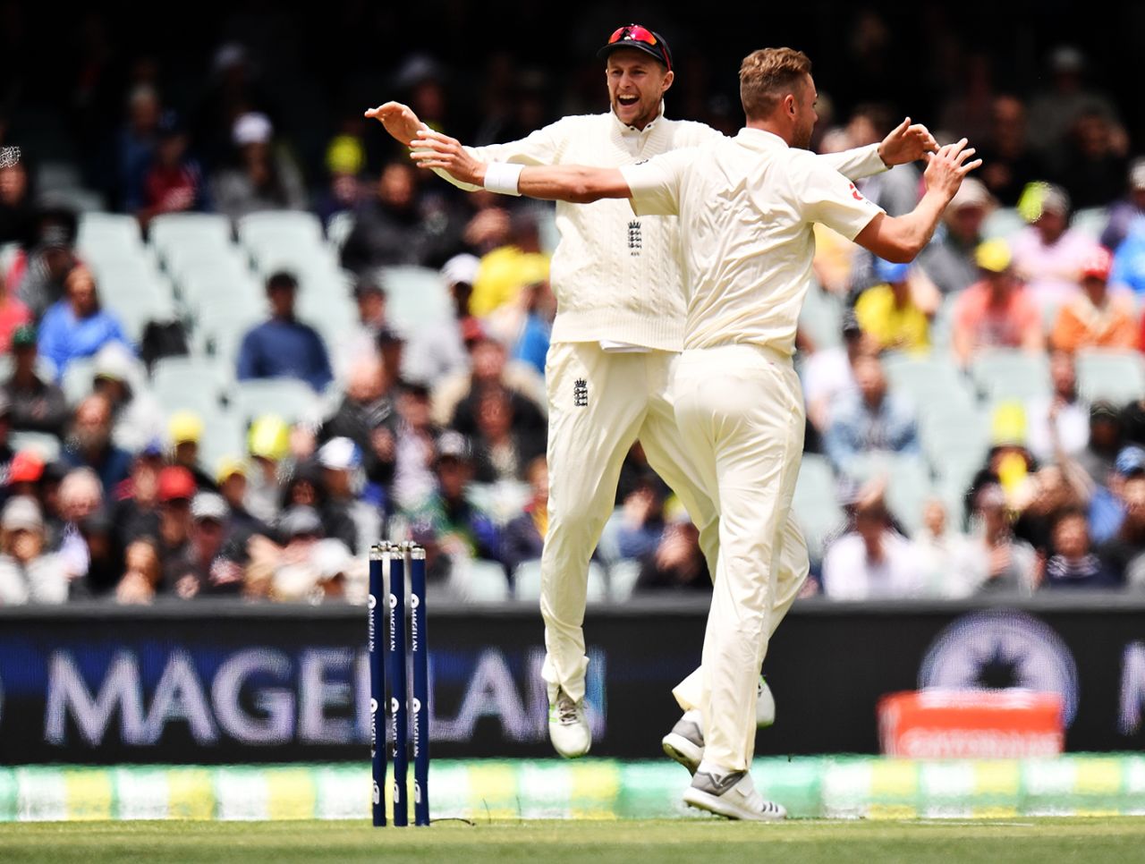 Joe Root and Stuart Broad celebrate a wicket, Australia v England, 2nd Test, The Ashes 2017-18, 2nd day, Adelaide, December 3, 2017