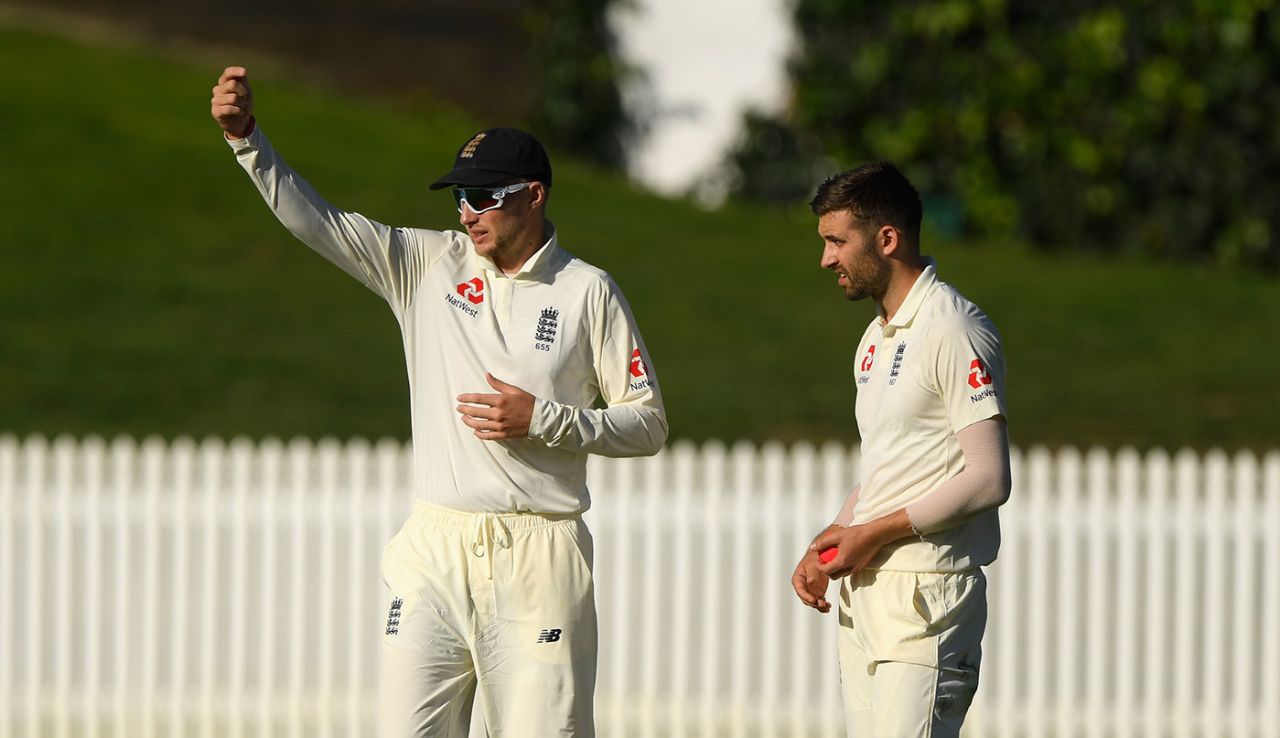Joe Root chats with Mark Wood, New Zealand XI v England XI, Tour match, Hamilton, 1st day, March 14, 2018