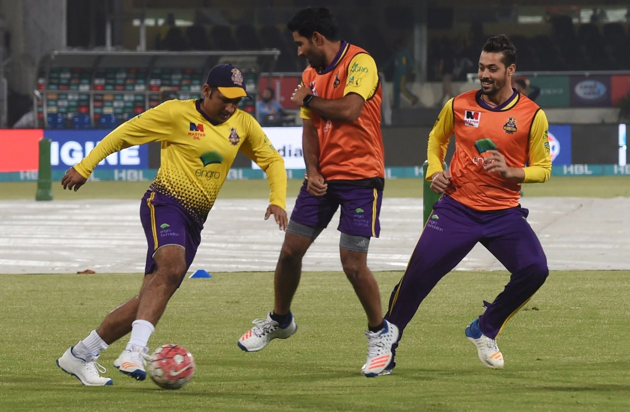 Sarfraz Ahmed engages in some football with his team-mates, Peshawar Zalmi v Quetta Gladiators, PSL 2018 eliminator, Lahore, March 19, 2018 