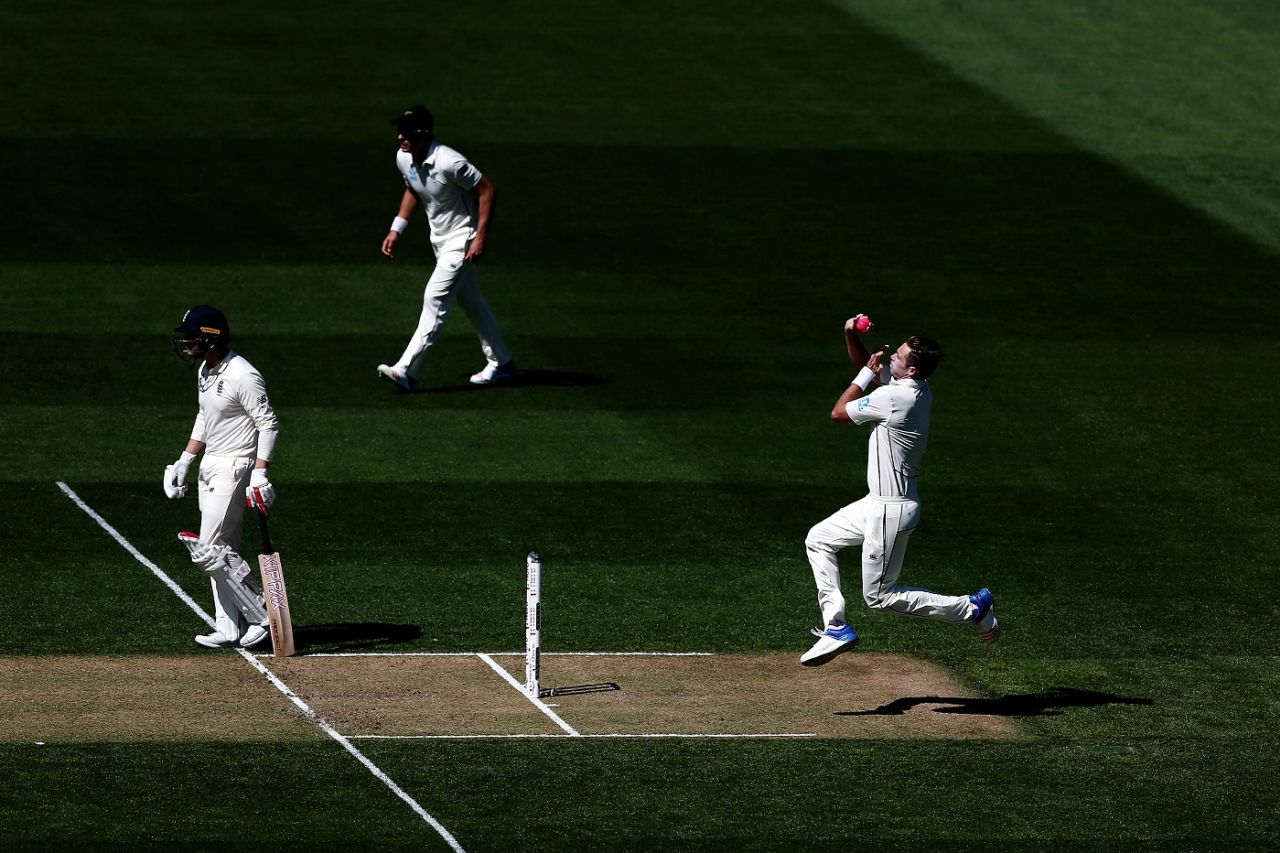 Tim Southee runs in with the pink ball, New Zealand v England, 1st Test, Auckland, March 22, 2018