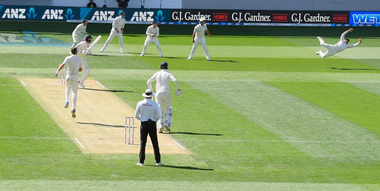 Kane Williamson took a stunning catch at gully to dismiss Stuart Broad, New Zealand v England, 1st Test, Auckland, 1st day, March 22, 2018