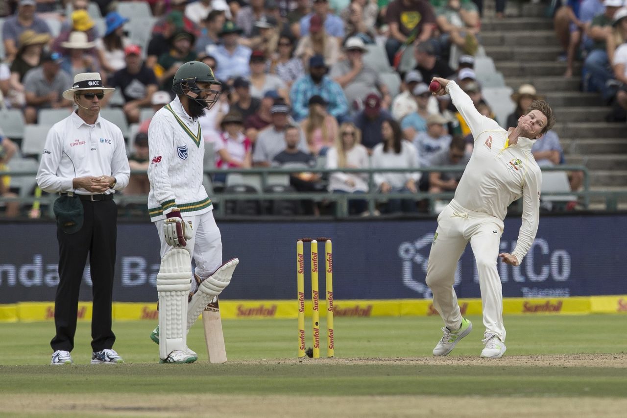 Steven Smith prepares to deliver a ball as Hashim Amla looks on, South Africa v Australia, 3rd Test, Cape Town, 3rd day, March 24, 2018