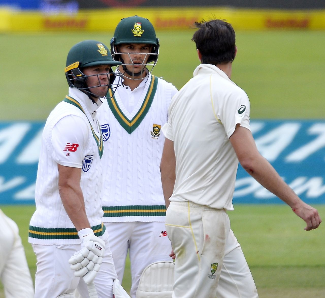 Pat Cummins and AB de Villiers have a chatter between overs, South Africa v Australia, 3rd Test, Cape Town, 3rd day, March 24, 2018