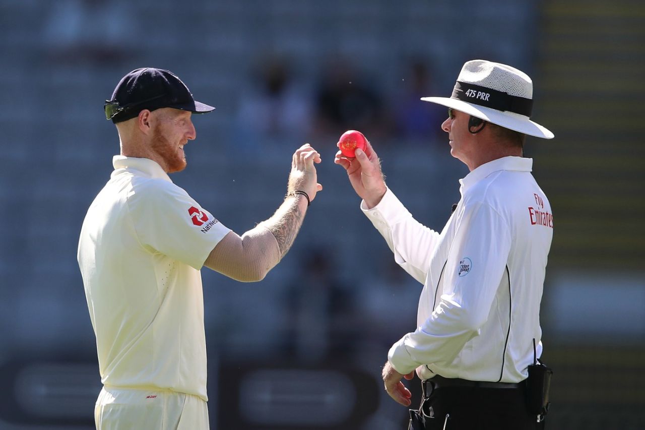 Ben Stokes asks for the pink ball to be checked, New Zealand v England, 1st Test, Auckland, 4th day, March 25, 2018