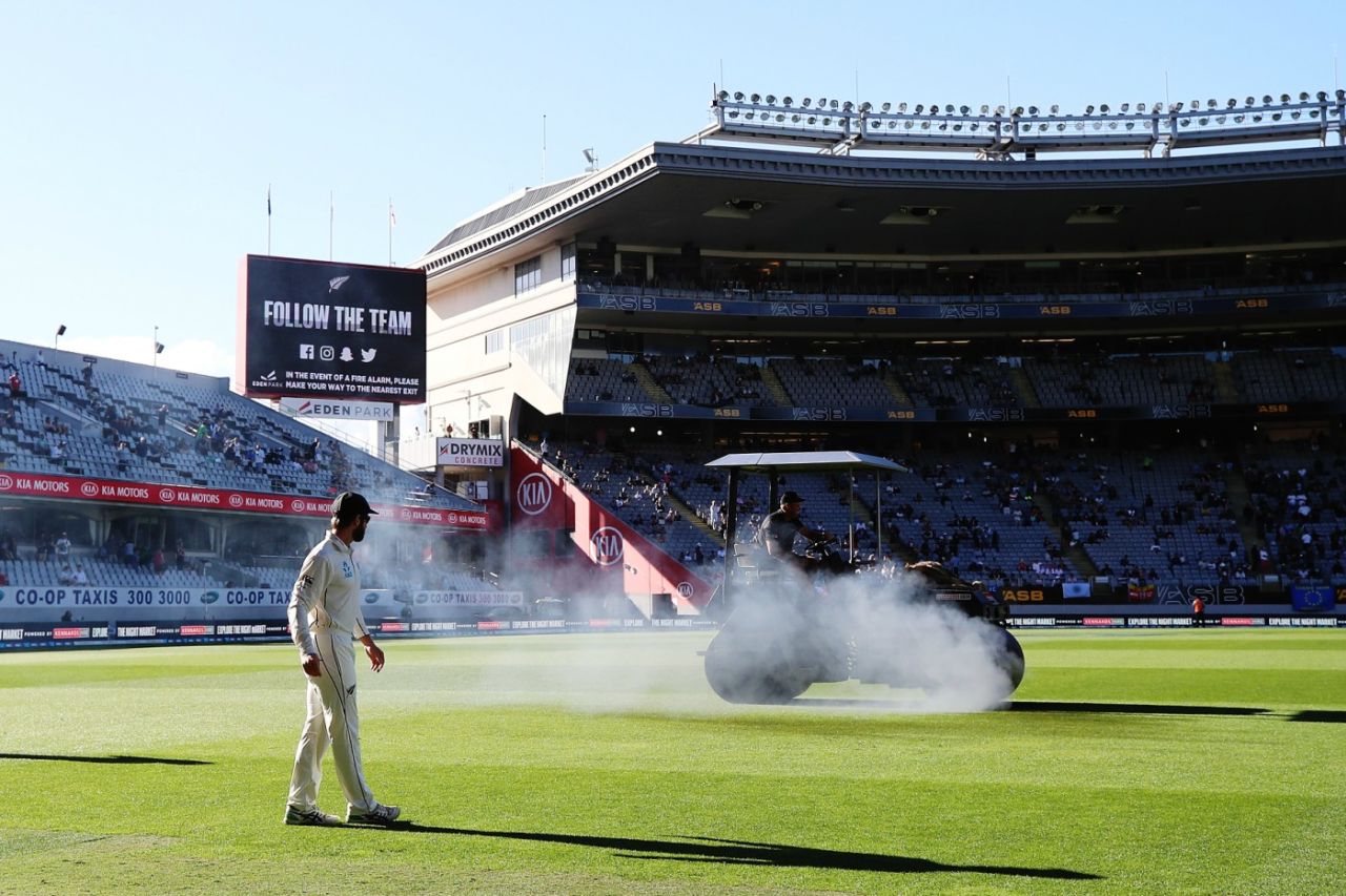 Kane Williamson looks on as the roller begins its mid-innings operation, New Zealand v England, 1st Test, Auckland, 4th day, March 25, 2018
