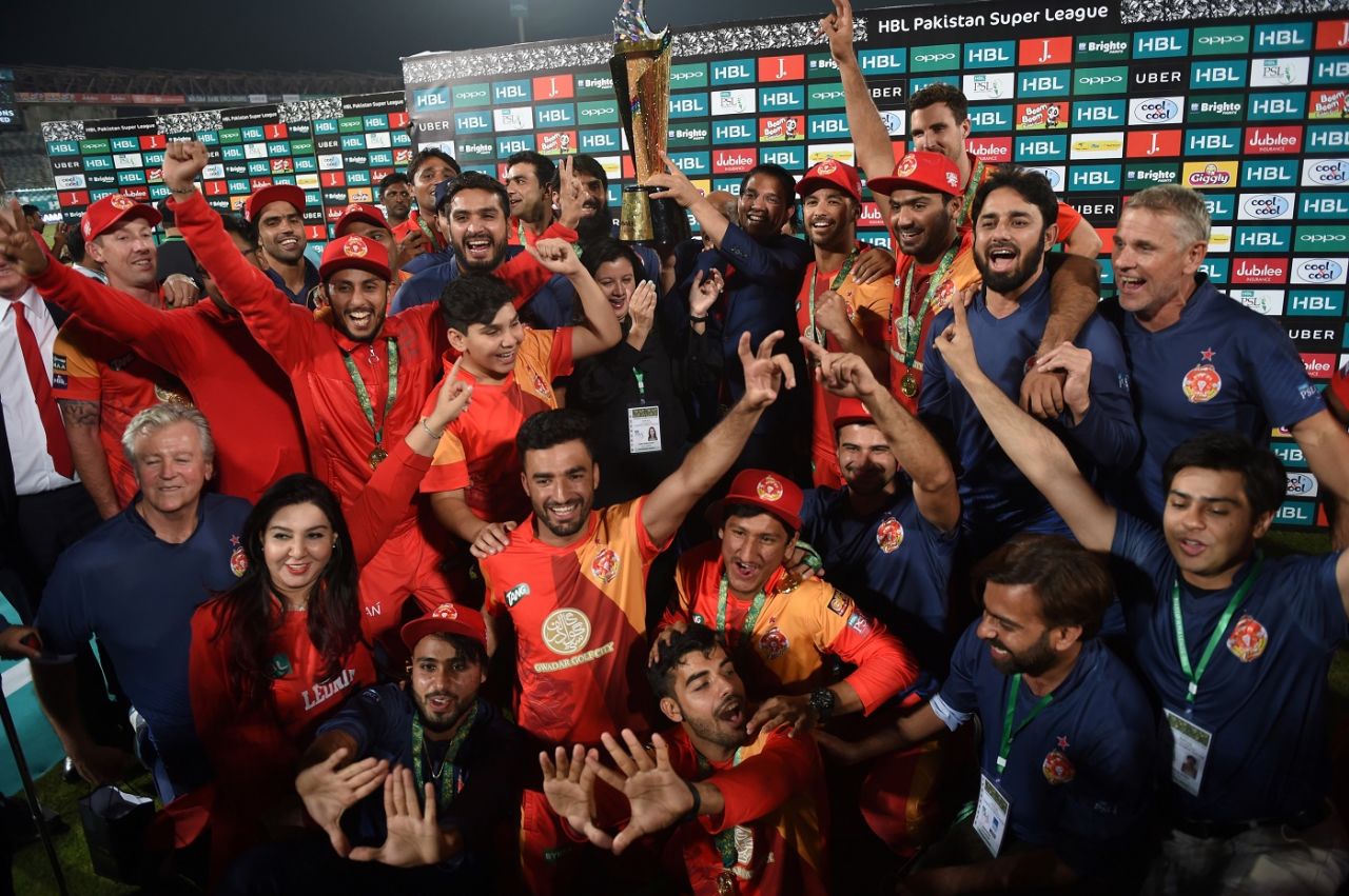 Islamabad United players and staff pose with the trophy, Peshawar Zalmi v Islamabad United, PSL final, March 26, 2018