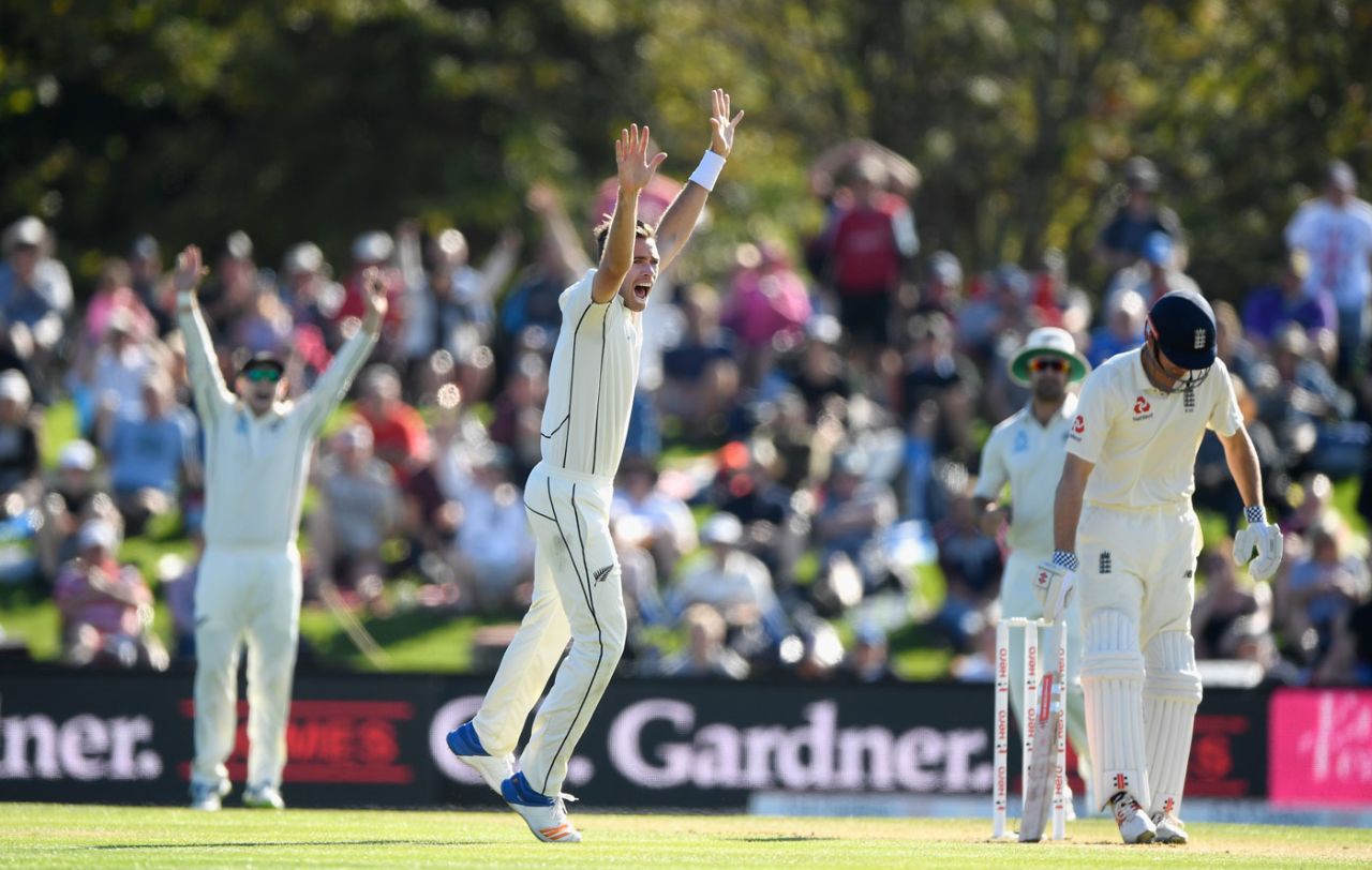 Tim Southee belts out an appeal in his first over, New Zealand v England, 2nd Test, Christchurch, 1st day, March 30, 2018