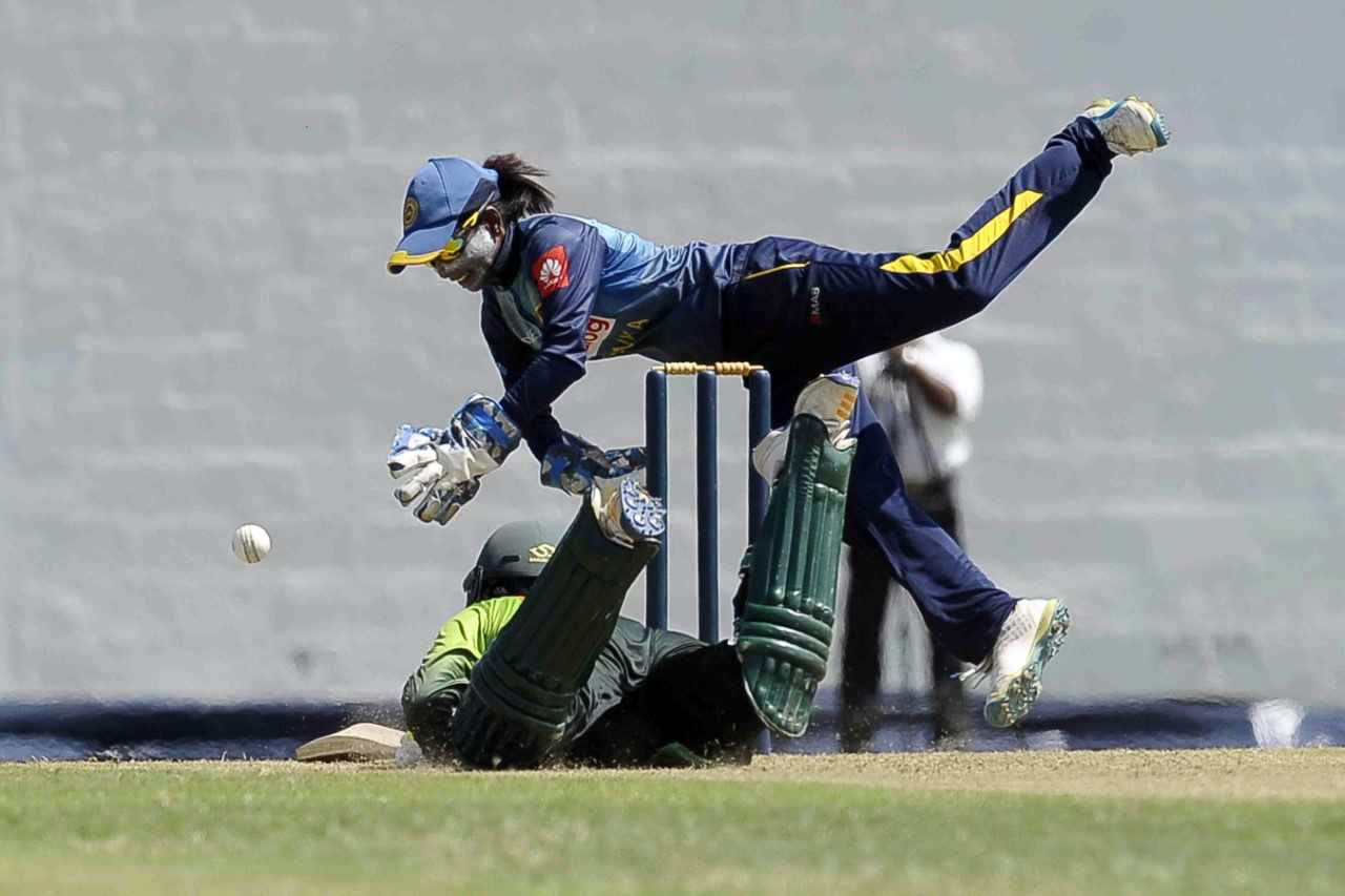 Rebeca Vandort attempts a run-out, Sri Lanka v Pakistan, 2nd women's T20I, Colombo, March 30, 2018