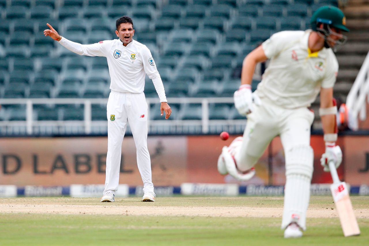 Keshav Maharaj appeals for lbw as Australia try sneaking in a run, South Africa v Australia, 4th Test, 3rd day, Johannesburg, April 1, 2018