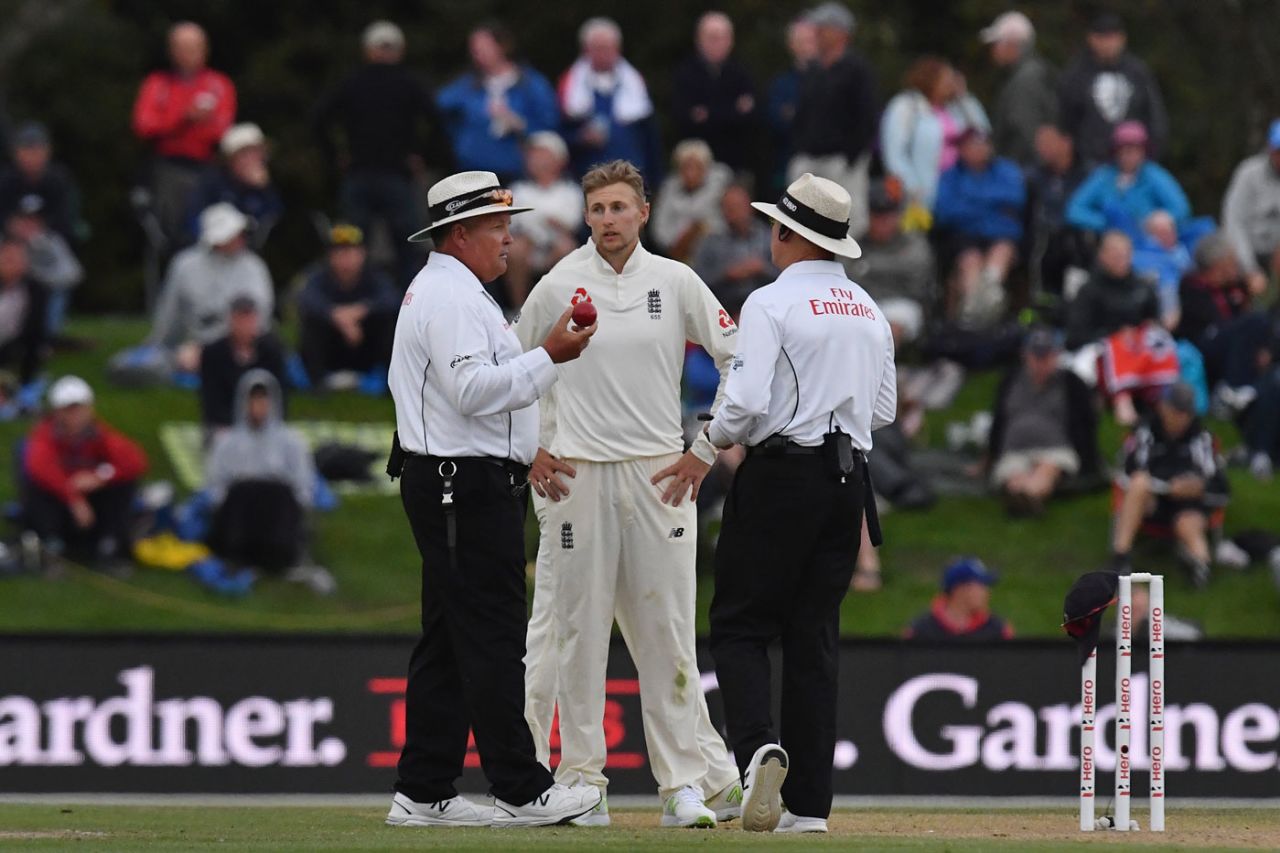 Joe Root discusses the light with the umpires, New Zealand v England, 2nd Test, Christchurch, 4th day, April 2, 2018