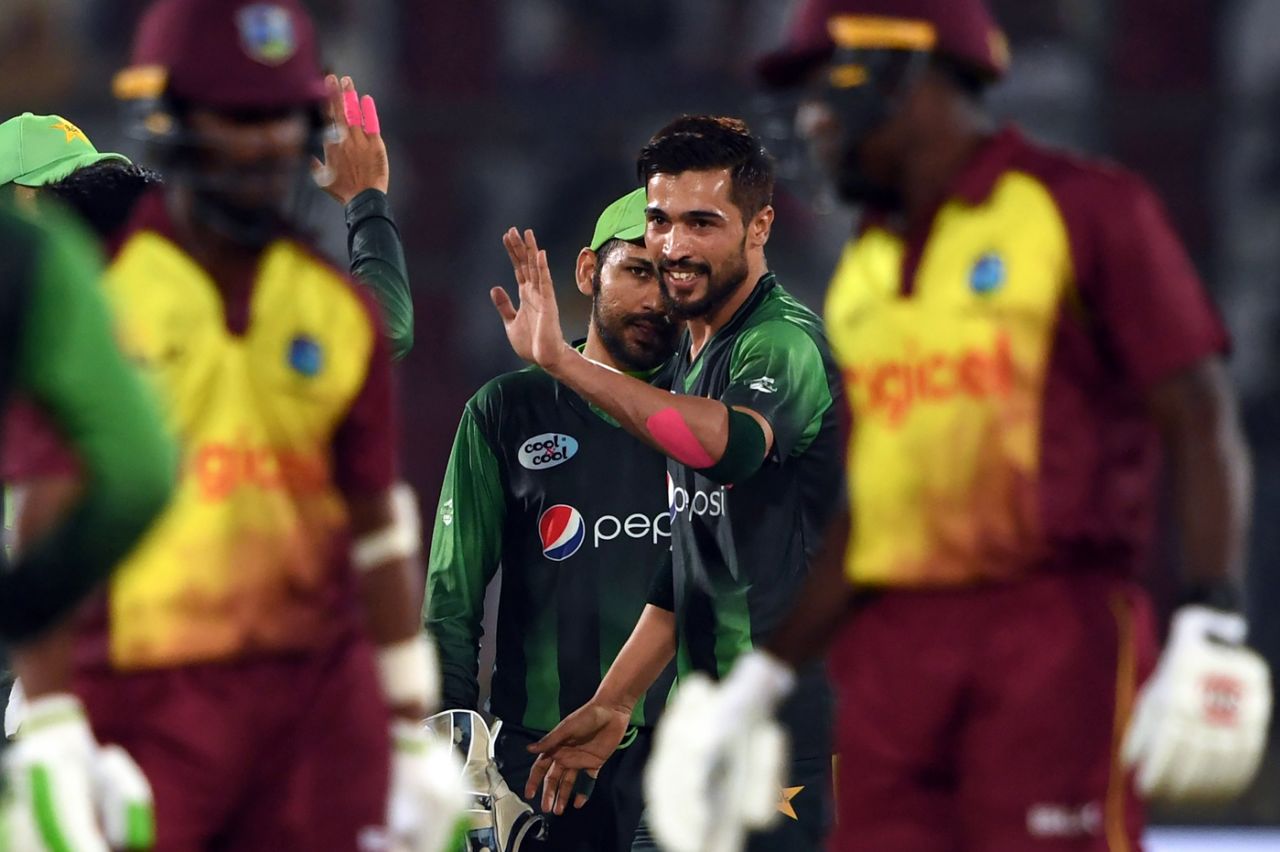 Mohammad Amir gets a high-five from a team-mate, Pakistan v West Indies, 2nd T20I, Karachi, April 2, 2018
