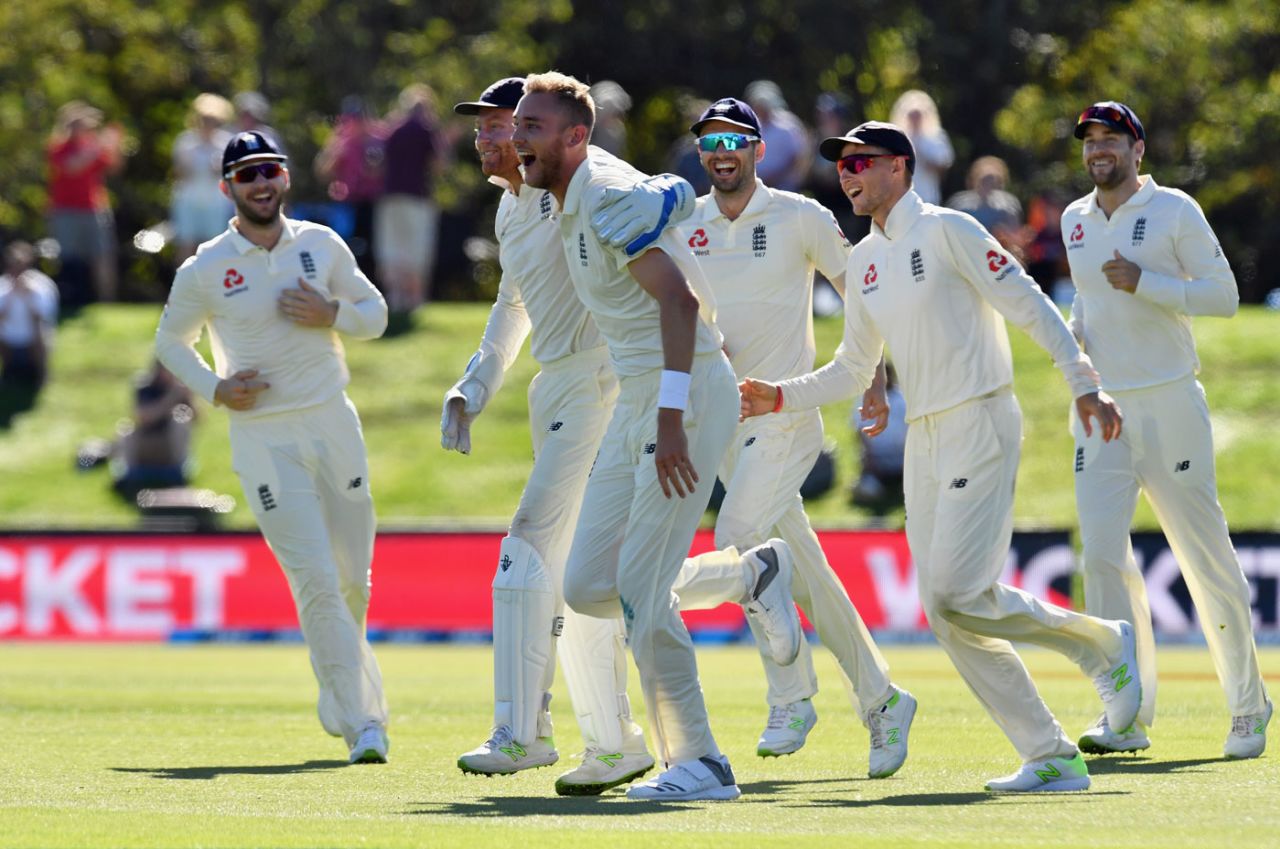 Stuart Broad claimed wickets with the first two balls of the morning, New Zealand v England, 2nd Test, Christchurch, 5th day, April 3, 2018