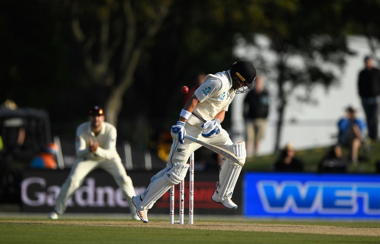 Neil Wagner tries to get out of the way of a bouncer, New Zealand v England, 2nd Test, Christchurch, 5th day, April 3, 2018