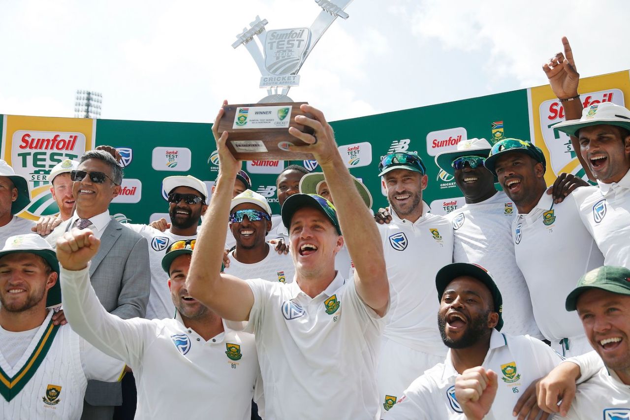 Morne Morkel holds the trophy aloft, South Africa v Australia, 4th Test, Johannesburg, April 3, 2018