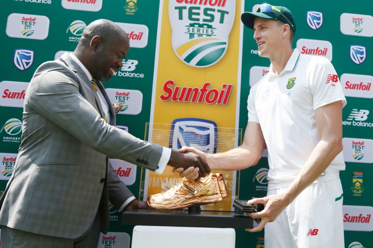 Morne Morkel accepts a special award from CSA acting chief executive Thabang Moroe after his last international Test, South Africa v Australia, 4th Test, Johannesburg, April 3, 2018