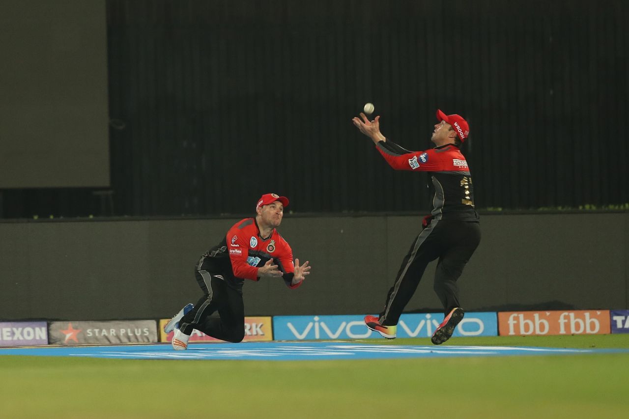 AB de Villiers and Brendon McCullum nearly collided with each other attempting a catch, Kolkata Knight Riders v Royal Challengers Bangalore, IPL 2018, Eden Gardens, April 8, 2018