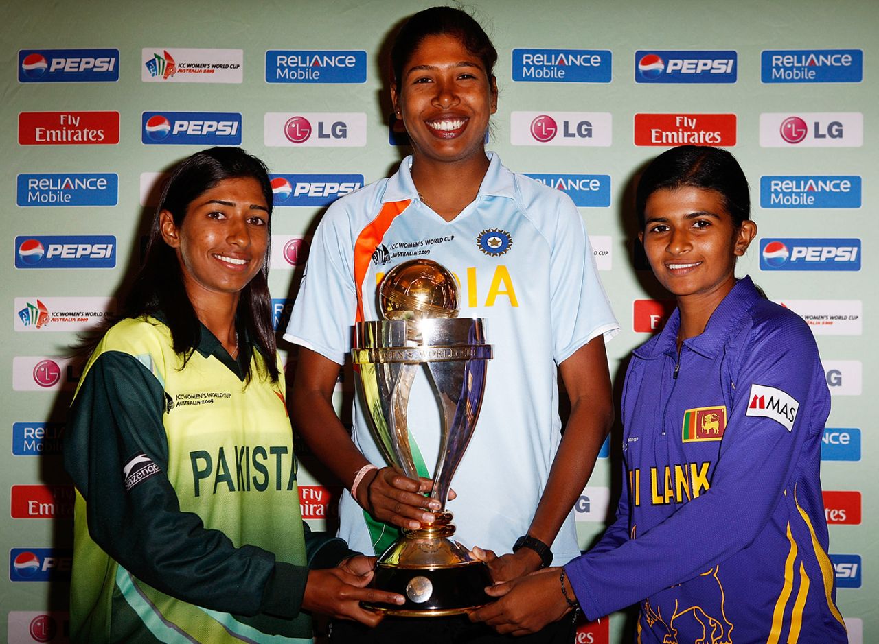 Urooj Mumtaz, Jhulan Goswami and Shashikala Siriwardene pose with the 2009 Women's World Cup trophy with the 2009 Women's World Cup trophy, Sydney, March 5, 2009