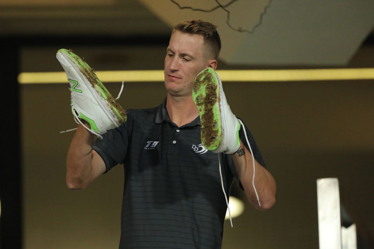 Chris Morris tries to clean the soiled spikes undernearth his shoes, Royal Challengers Bangalore v Delhi Daredevils, IPL 2018, Bengaluru, April 21, 2018