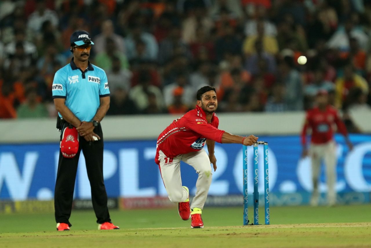 Manoj Tiwary in his bowling stride, Sunrisers Hyderabad v Kings XI Punjab, IPL 2018, Hyderabad, April 26, 2018