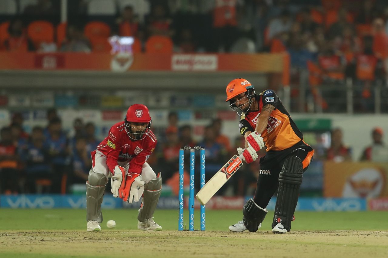 Manish Pandey flays one through the off side, Sunrisers Hyderabad v Kings XI Punjab, IPL 2018, Hyderabad, April 26, 2018