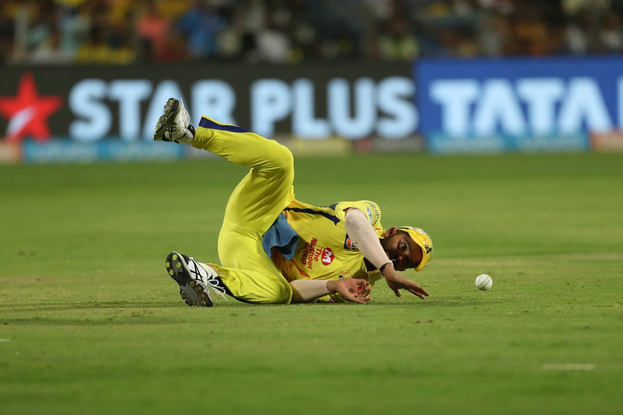 Suresh Raina tries to stop a ball, Chennai Super Kings v Mumbai Indians, IPL 2018, Pune, April 28, 2018