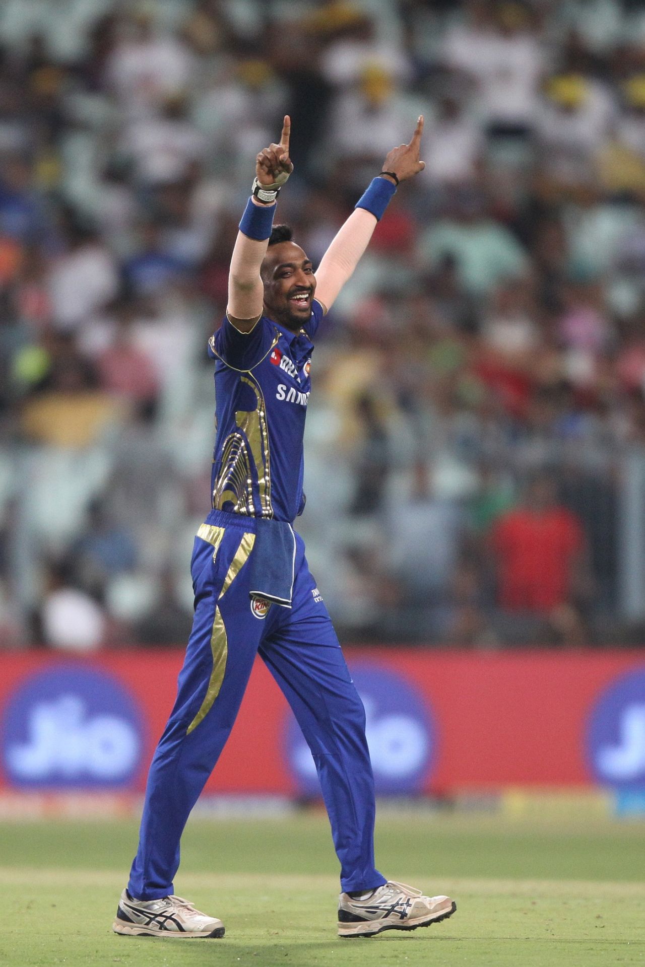 Krunal Pandya celebrates Kuldeep Yadav's wicket, Kolkata Knight Riders v Mumbai Indians, IPL 2018, Kolkata, May 9, 2018