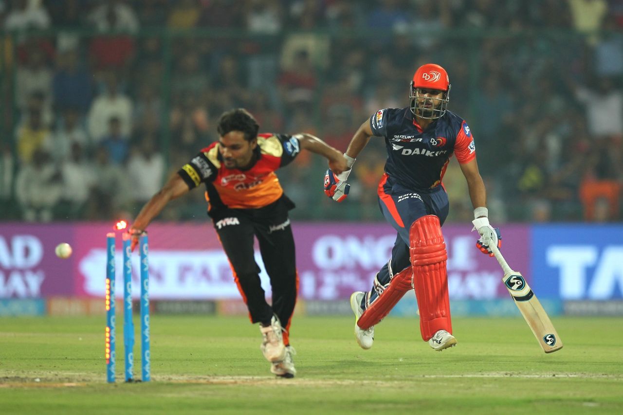 Sandeep Sharma breaks the bails at the non-striker's end to run Shreyas Iyer out, Delhi Daredevils v Sunrisers Hyderabad, IPL 2018, Delhi, May 10, 2018