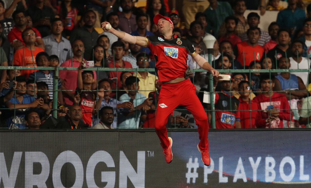 How to take a one-handed stunner on the boundary, by AB de Villiers, Royal Challengers Bangalore v Sunrisers Hyderabad, IPL, Bengaluru, May 17, 2018