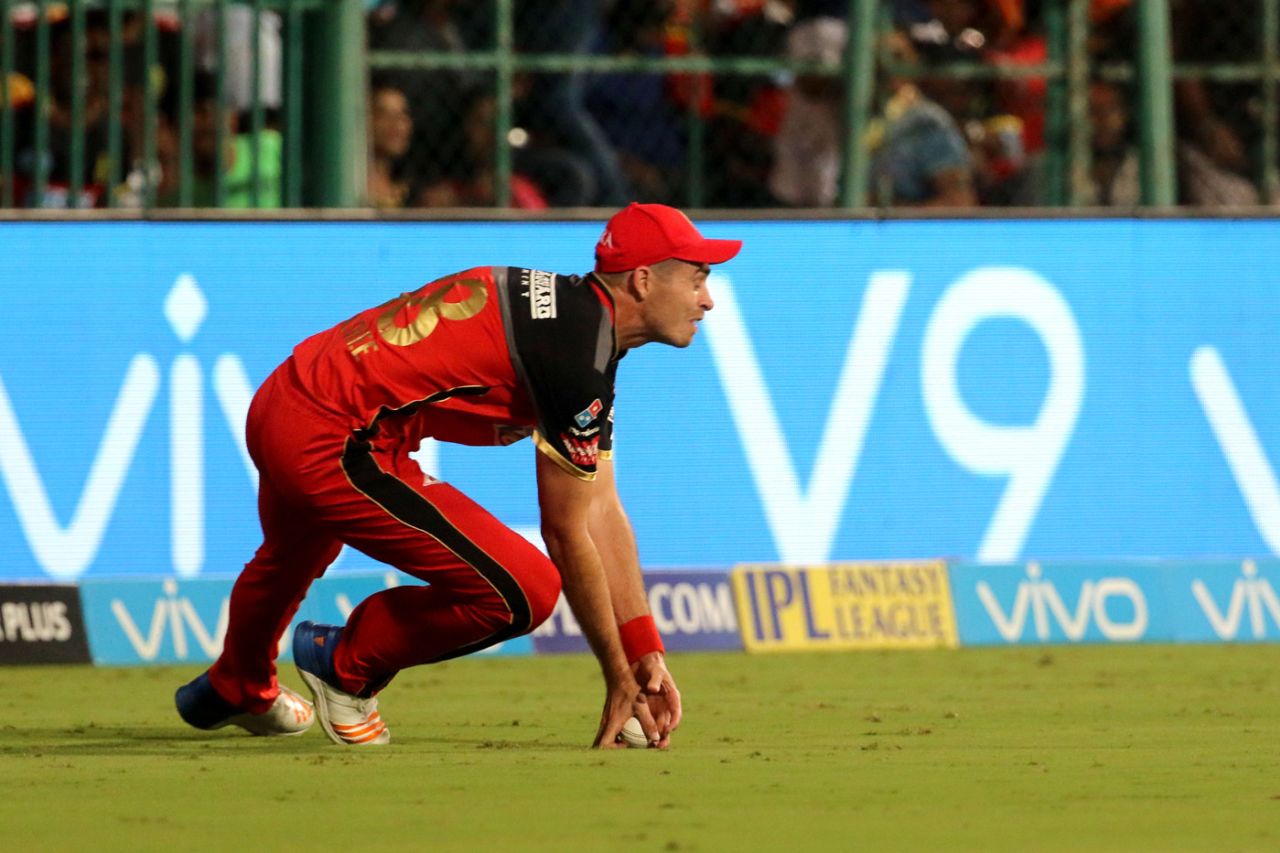 Tim Southee thought it was a clean catch, but the third umpire ruled otherwise, Royal Challengers Bangalore v Sunrisers Hyderabad, IPL, Bengaluru, May 17, 2018