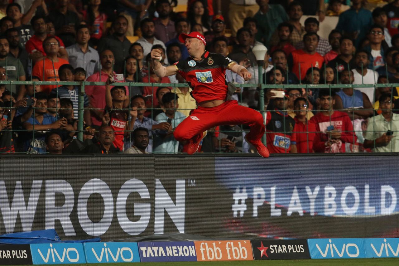Spectators look on as AB de Villiers pouches the ball , Royal Challengers Bangalore v Sunrisers Hyderabad, IPL, Bengaluru, May 17, 2018