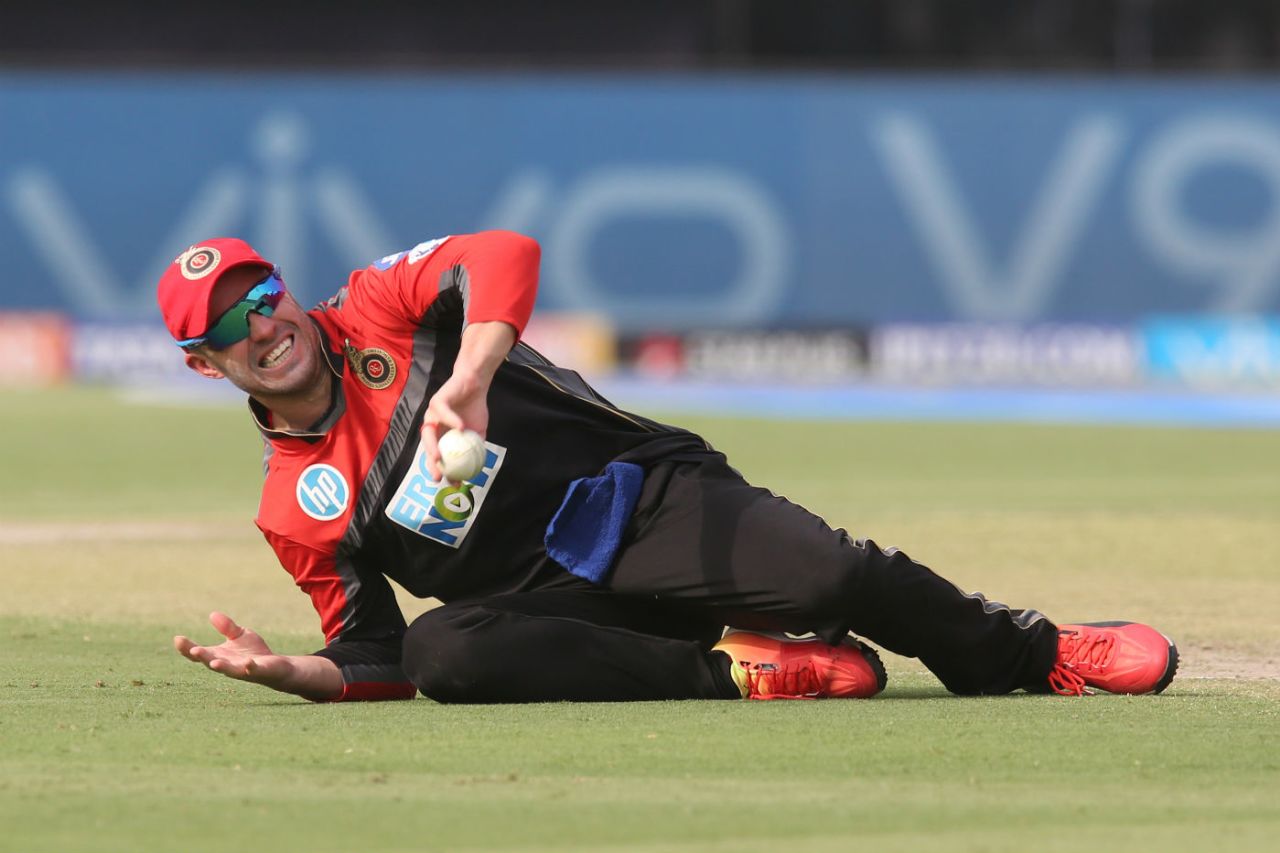 AB de Villiers pulls off a one-handed stop at extra cover, Rajasthan Royals v Royal Challengers Bangalore, IPL, Jaipur, May 19, 2018
