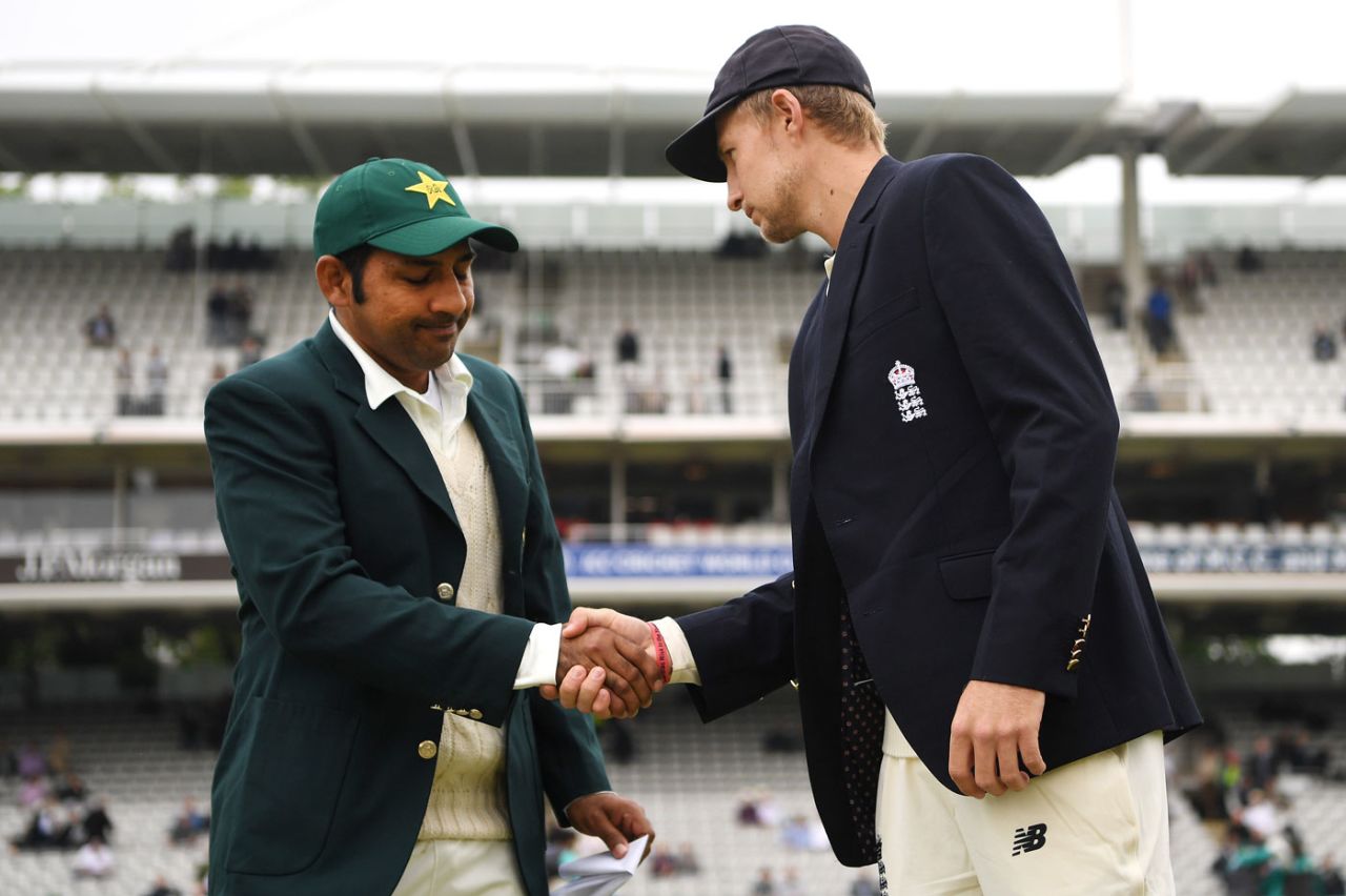 Joe Root gets a handshake from Sarfraz Ahmed at the toss, England v Pakistan, 1st Test, Lord's, 1st day, May 24, 2018