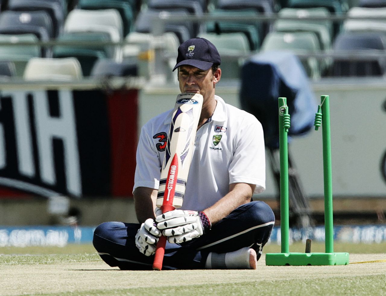 Matthew Hayden sits on the pitch and meditates, Perth, December 15, 2004