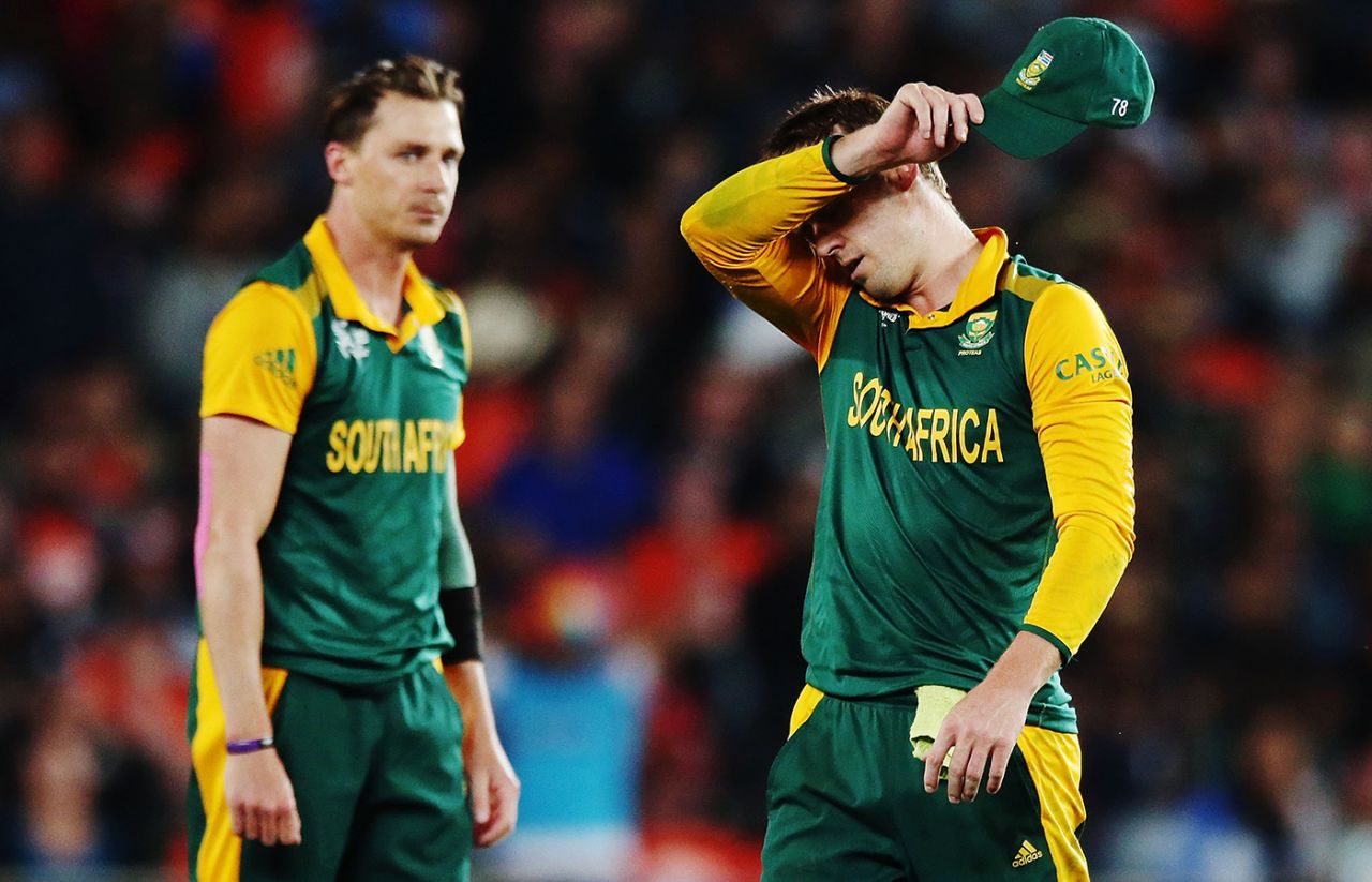 Dale Steyn looks at an emotional AB de Villiers, New Zealand v South Africa, World Cup 2015, 1st Semi-Final, Auckland, March 24, 2015