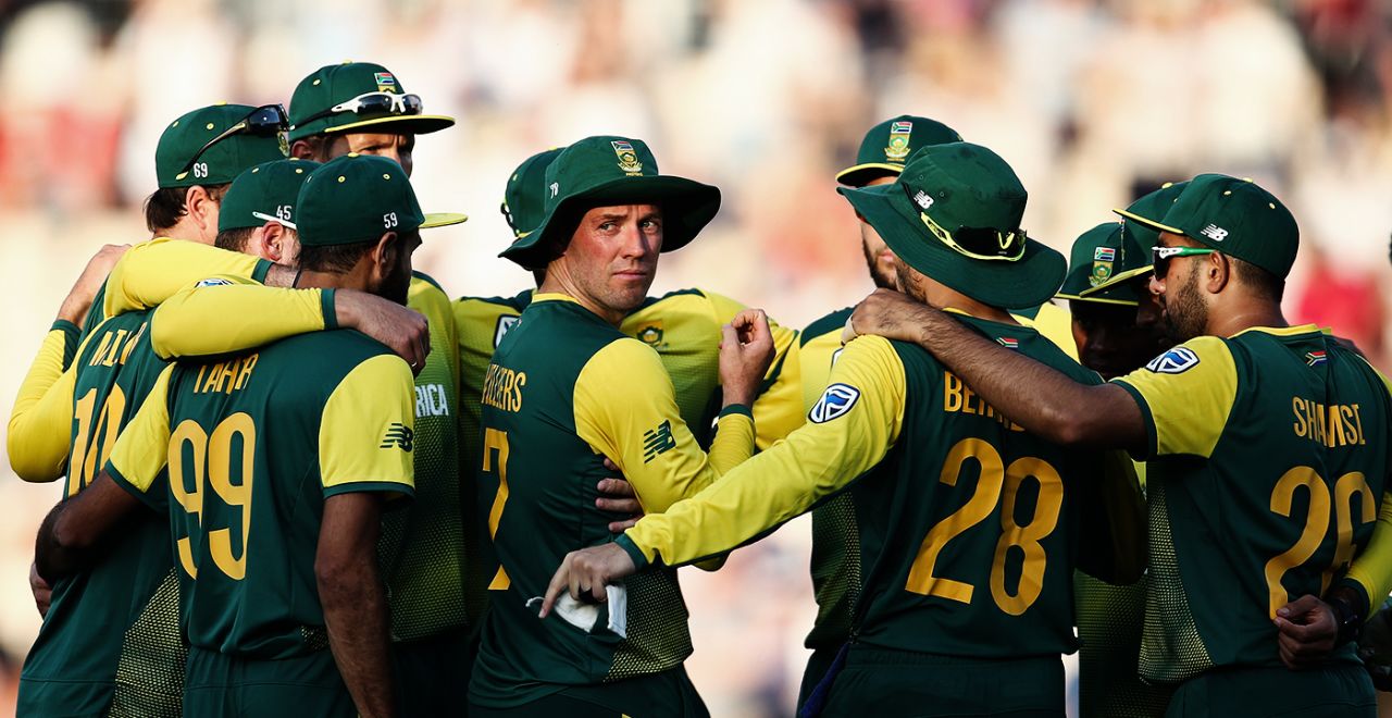 AB de Villiers joins the South African huddle, England v South Africa, 1st T20I, Ageas Bowl, June 21, 2017