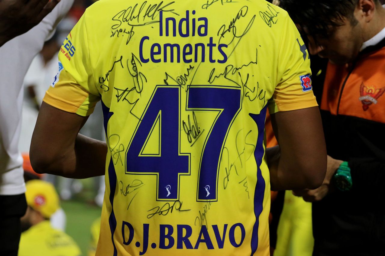 Can you identify the signatures on Dwayne Bravo's jersey?, Chennai Super Kings v Sunrisers Hyderabad, IPL 2018, final, Mumbai, May 27, 2018