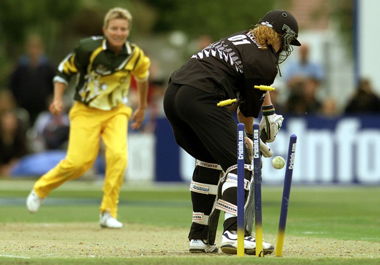 Cathryn Fitzpatrick bowls Katrina Keenan, New Zealand v Australia, women's World Cup final, December 23, 2000