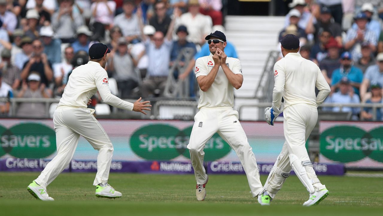 Alastair Cook held onto a juggled catch at first slip, England v Pakistan, 2nd Test, Headingley, June 1, 2018