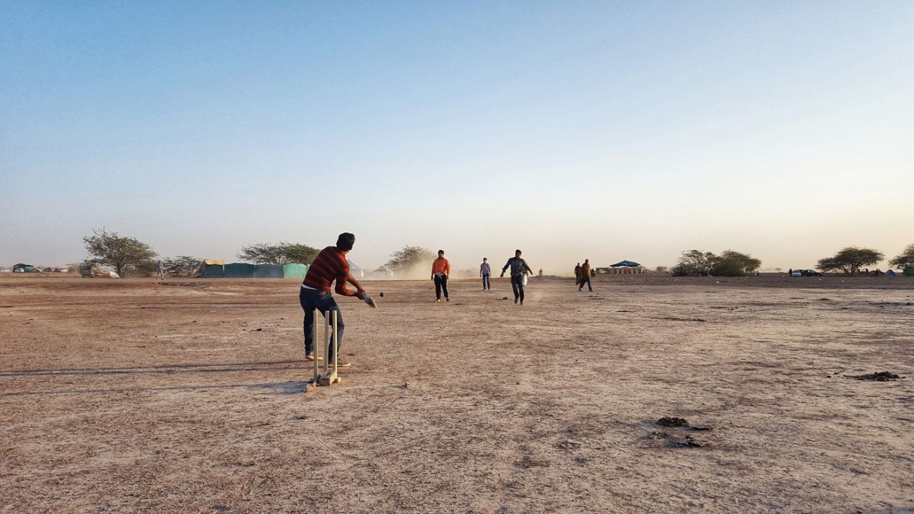 <b>Muhammad Shoaib</b>: Cricket during the jeep rally season in the Cholistan Desert 