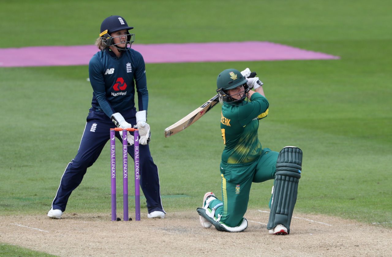 Dane van Niekerk plays a slog-sweep, England v South Africa, 1st women's ODI, Worcester